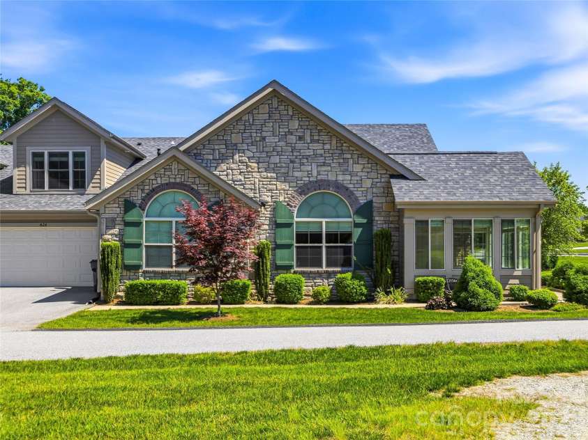 426 Summerfield Place, Flat Rock, NC 28731.  MLS# CAR4391226, YatesRealty ID 29057. 