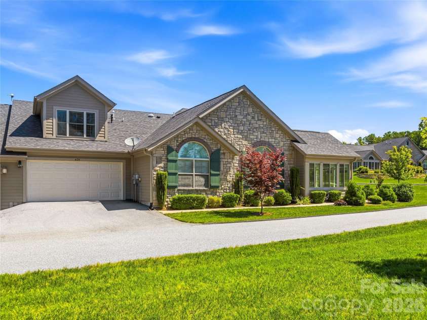 426 Summerfield Place, Flat Rock, NC 28731.  MLS# CAR4391226, YatesRealty ID 29057. 