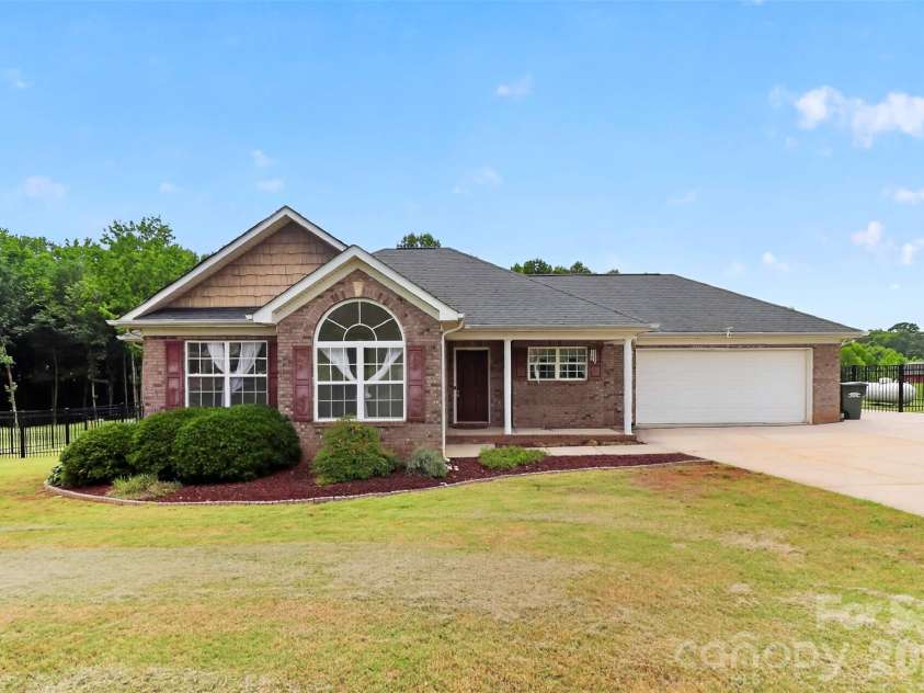 2823 Gourdvine Drive, Marshville, NC 28103.  MLS# CAR4382980, YatesRealty ID 29059. 