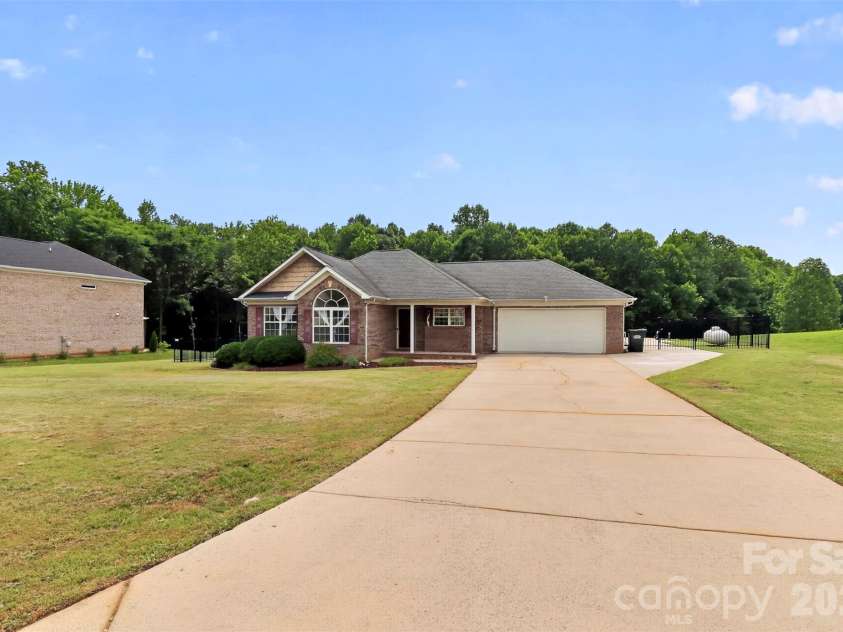 2823 Gourdvine Drive, Marshville, NC 28103.  MLS# CAR4382980, YatesRealty ID 29059. 