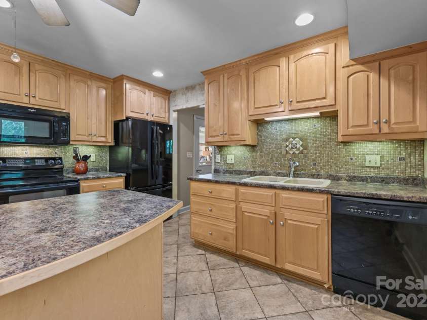 124 Stoneybrook Road, Salisbury, NC 28147.  MLS# CAR4282890, YatesRealty ID 29060. 
