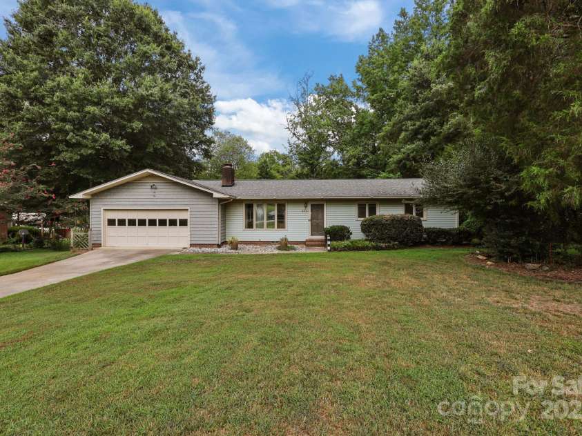 124 Stoneybrook Road, Salisbury, NC 28147.  MLS# CAR4282890, YatesRealty ID 29060. Large front yard