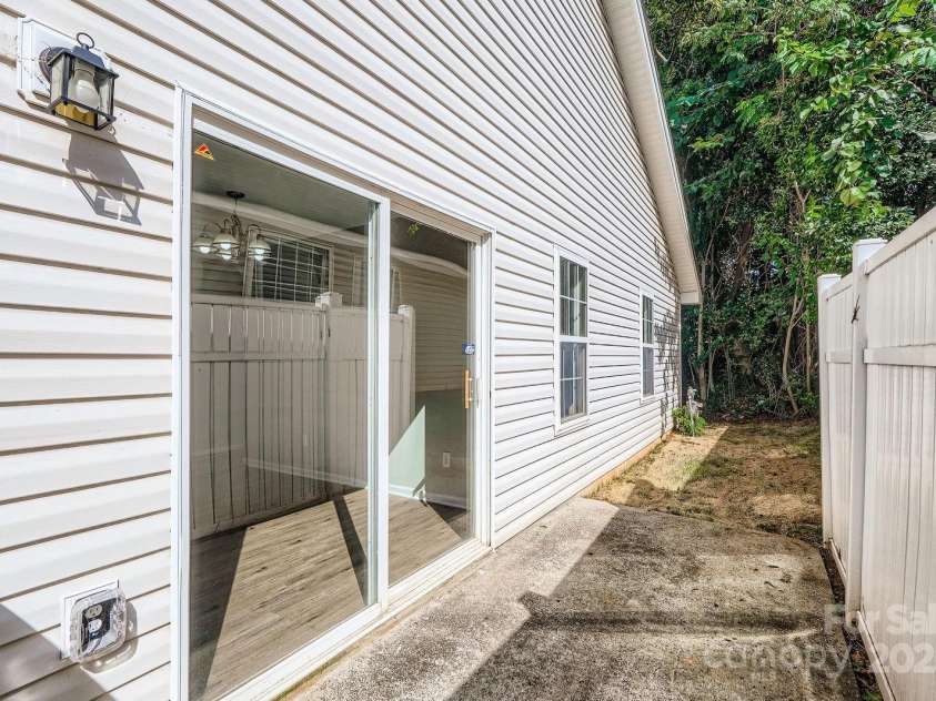 3703 Silver Ore Lane, Charlotte, NC 28216.  MLS# CAR4284225, YatesRealty ID 29064. 