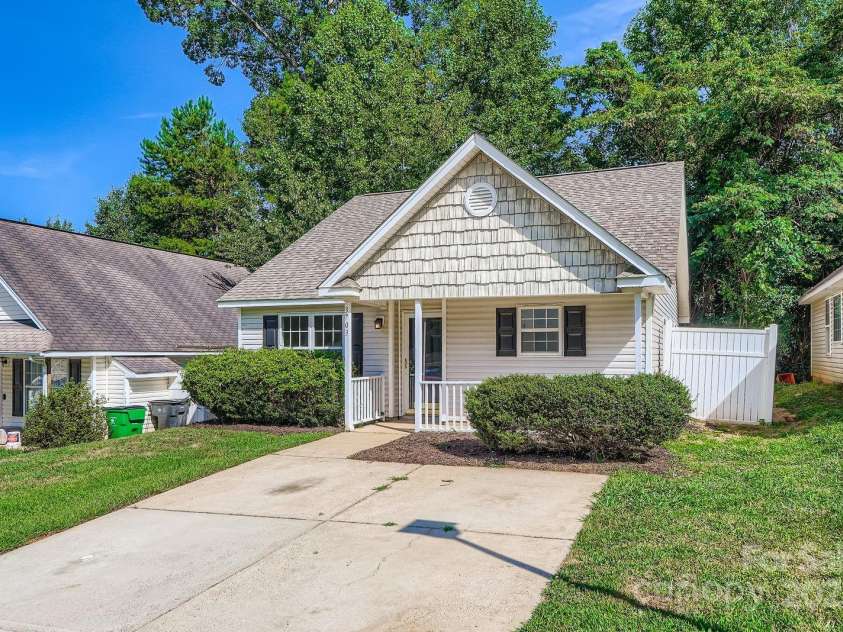 3703 Silver Ore Lane, Charlotte, NC 28216.  MLS# CAR4284225, YatesRealty ID 29064. 