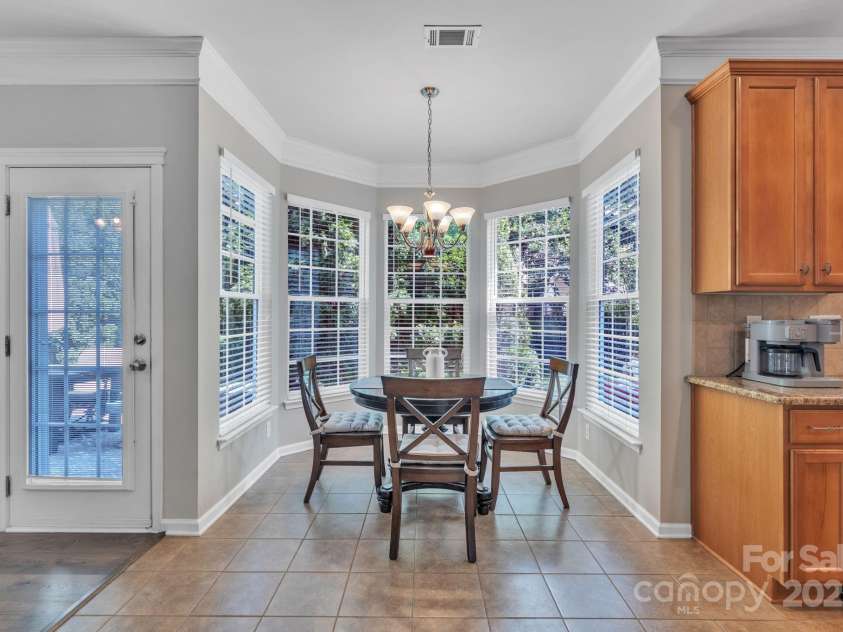 10121 Halkirk Manor Lane, Charlotte, NC 28278.  MLS# CAR4277105, YatesRealty ID 29068. Enjoy the natural light that bathes this breakfast nook