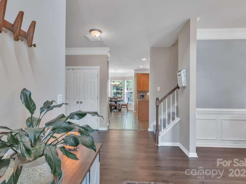 10121 Halkirk Manor Lane, Charlotte, NC 28278.  MLS# CAR4277105, YatesRealty ID 29068. Foyer