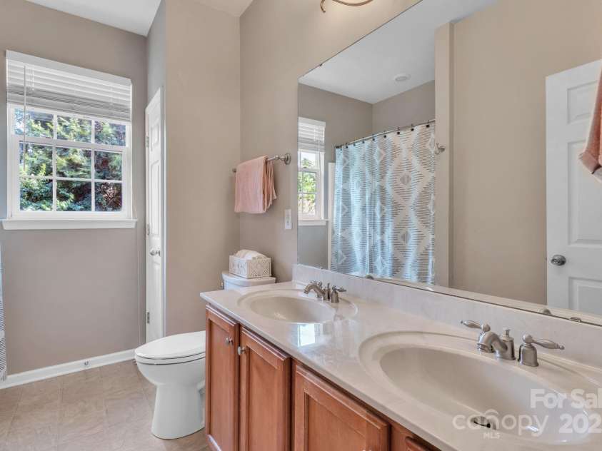 10121 Halkirk Manor Lane, Charlotte, NC 28278.  MLS# CAR4277105, YatesRealty ID 29068. Full bath on second floor