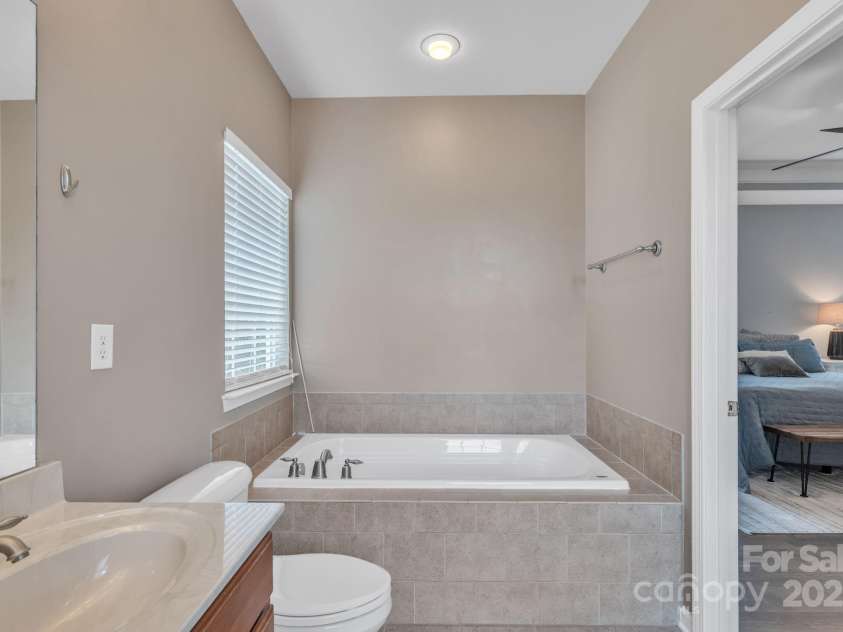 10121 Halkirk Manor Lane, Charlotte, NC 28278.  MLS# CAR4277105, YatesRealty ID 29068. Garden tub and shower are available in the ensuite master bath.