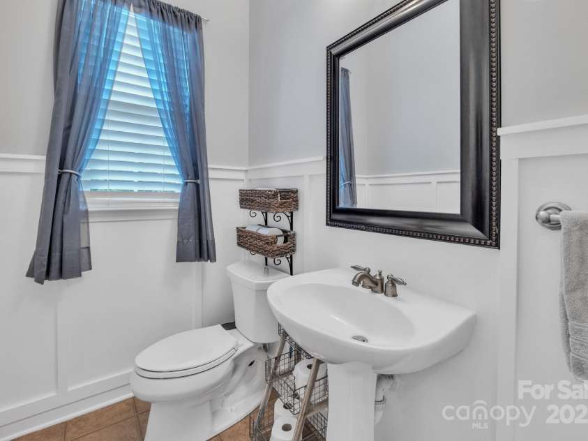 10121 Halkirk Manor Lane, Charlotte, NC 28278.  MLS# CAR4277105, YatesRealty ID 29068. Guest bath