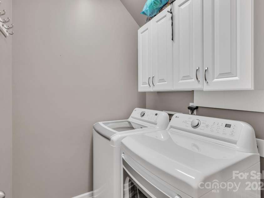 10121 Halkirk Manor Lane, Charlotte, NC 28278.  MLS# CAR4277105, YatesRealty ID 29068. Laundry room with washer and dryer included.