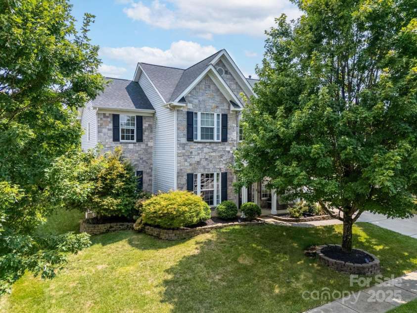 10121 Halkirk Manor Lane, Charlotte, NC 28278.  MLS# CAR4277105, YatesRealty ID 29068. Mature landscaping