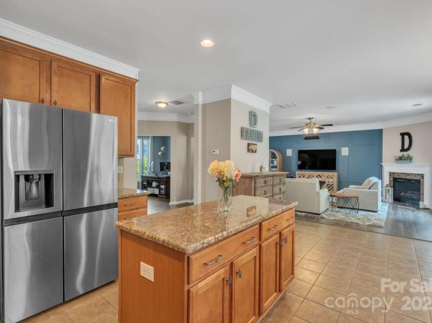 10121 Halkirk Manor Lane, Charlotte, NC 28278.  MLS# CAR4277105, YatesRealty ID 29068. Modern refrigerator included