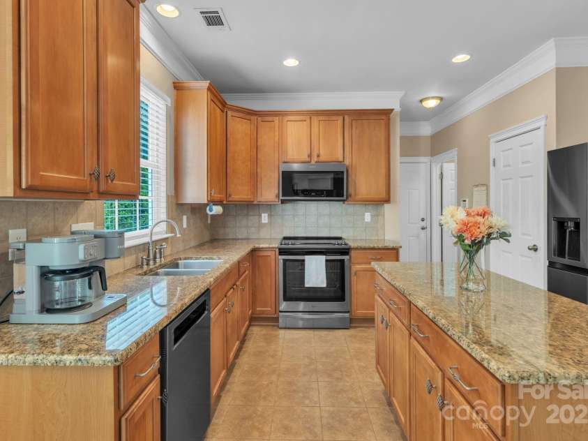 10121 Halkirk Manor Lane, Charlotte, NC 28278.  MLS# CAR4277105, YatesRealty ID 29068. Plenty of cabinet space in addition to a pantry.