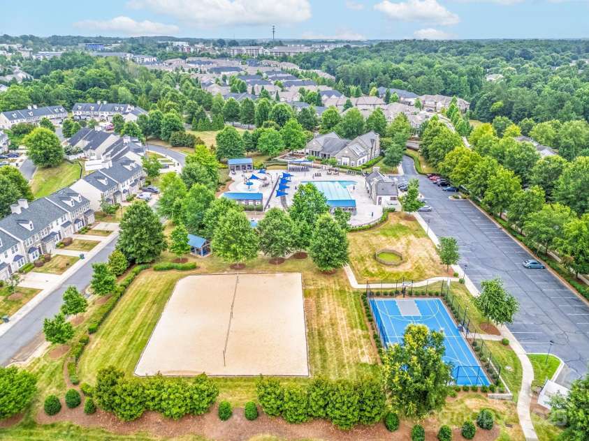 10121 Halkirk Manor Lane, Charlotte, NC 28278.  MLS# CAR4277105, YatesRealty ID 29068. Resort style courts