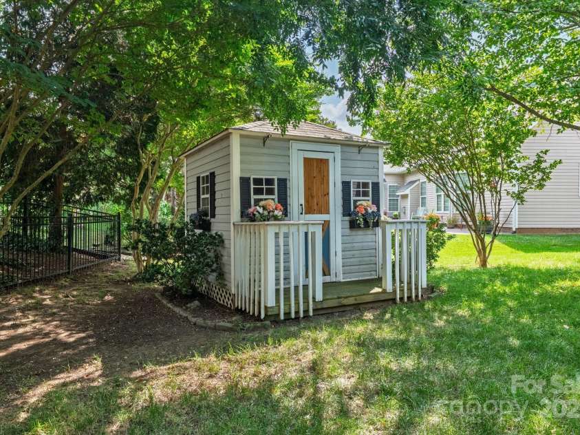 10121 Halkirk Manor Lane, Charlotte, NC 28278.  MLS# CAR4277105, YatesRealty ID 29068. The cutest little shed for additional storage or a potential playhouse.