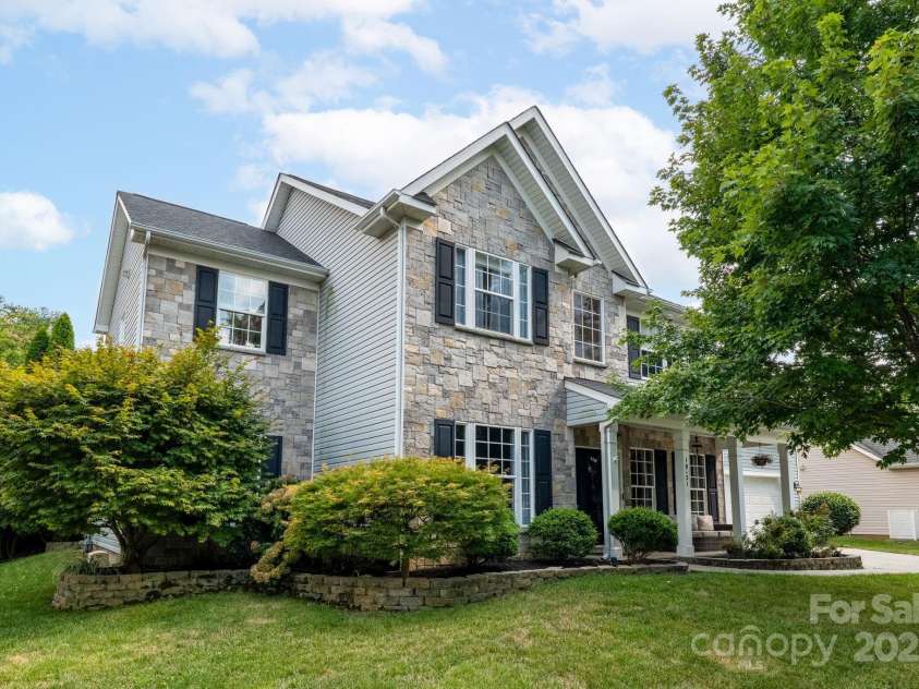 10121 Halkirk Manor Lane, Charlotte, NC 28278.  MLS# CAR4277105, YatesRealty ID 29068. Welcome home!