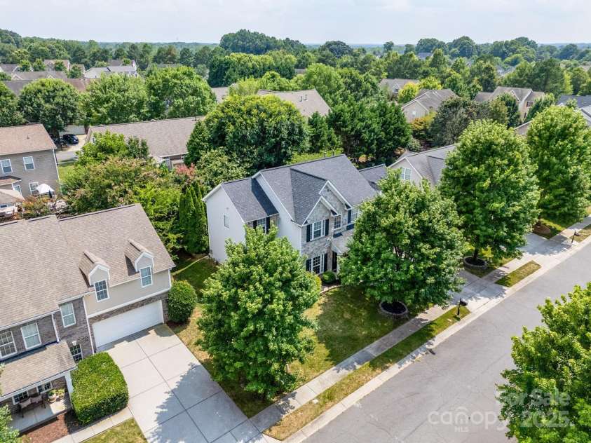 10121 Halkirk Manor Lane, Charlotte, NC 28278.  MLS# CAR4277105, YatesRealty ID 29068. Well established community, with easy access.