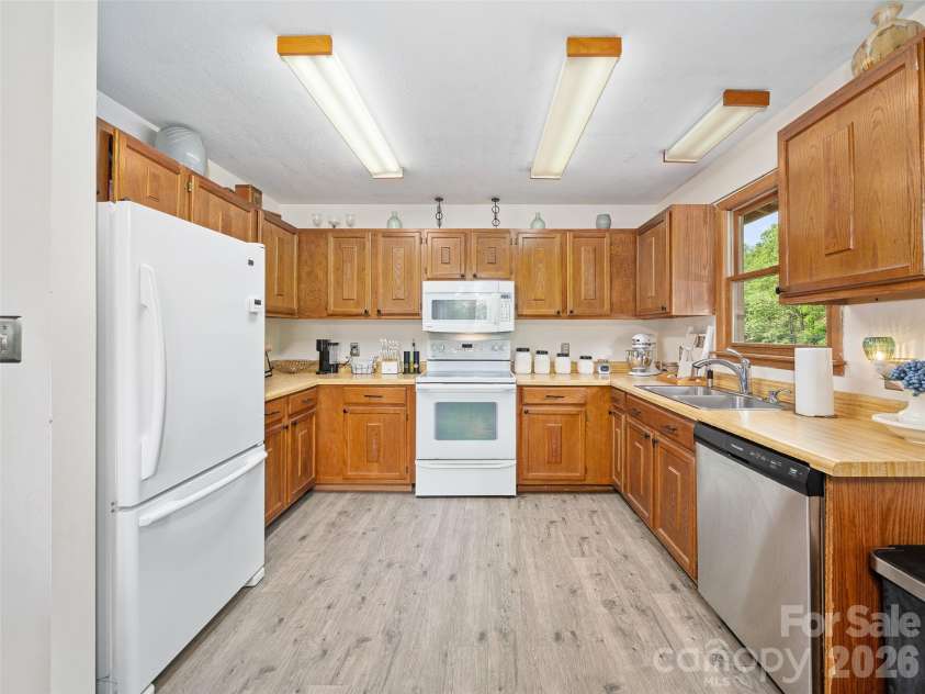 839 Mckinney Road, Burnsville, NC 28714.  MLS# CAR4388916, YatesRealty ID 29069. 