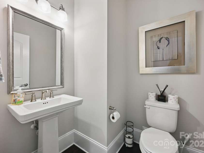 5118 Waldron Meadow Drive, Charlotte, NC 28226.  MLS# CAR4264911, YatesRealty ID 29071. Half Bath
