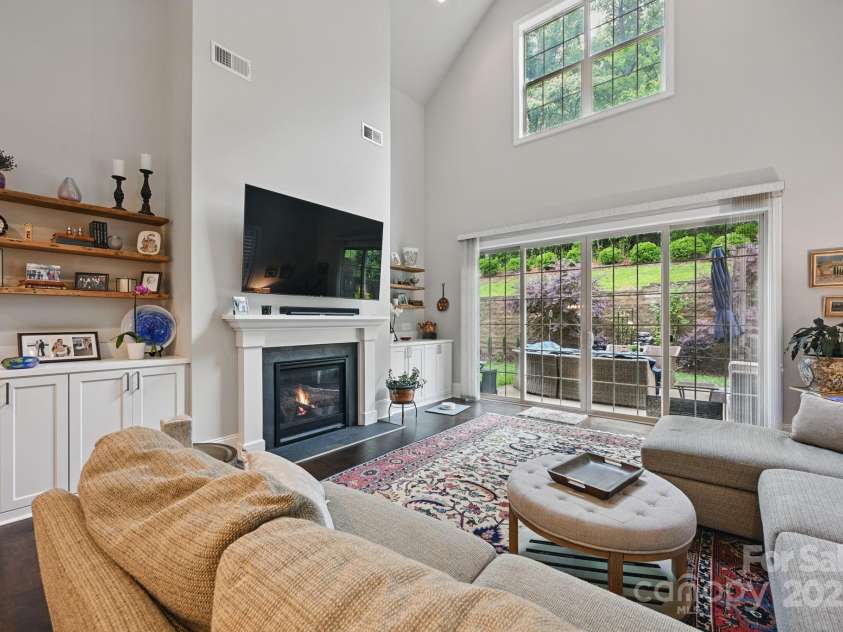 5118 Waldron Meadow Drive, Charlotte, NC 28226.  MLS# CAR4264911, YatesRealty ID 29071. Living room