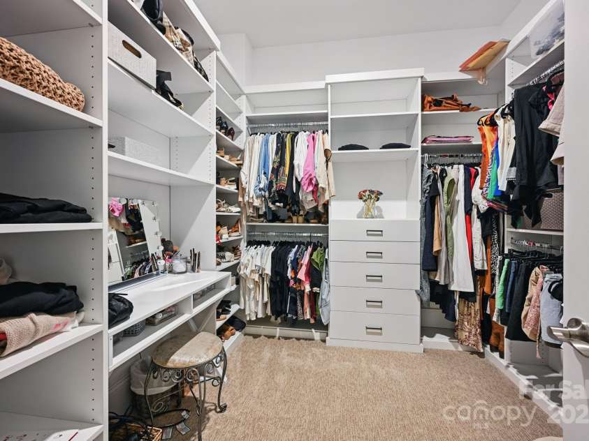 5118 Waldron Meadow Drive, Charlotte, NC 28226.  MLS# CAR4264911, YatesRealty ID 29071. Primary Walk in Closet