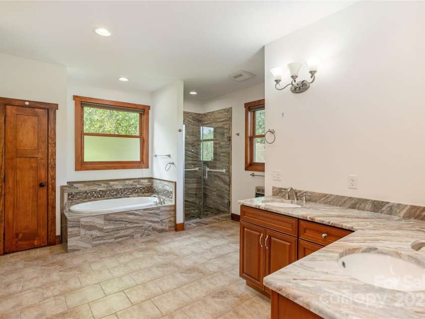 32 Pine Acre Boulevard, Asheville, NC 28804.  MLS# CAR4283589, YatesRealty ID 29077. 