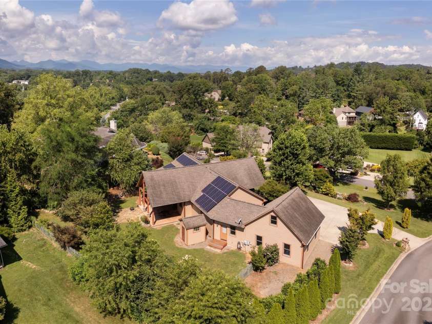 32 Pine Acre Boulevard, Asheville, NC 28804.  MLS# CAR4283589, YatesRealty ID 29077. Highly desirable neighborhood!