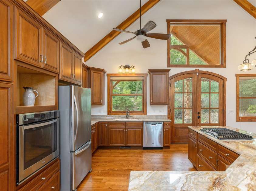 32 Pine Acre Boulevard, Asheville, NC 28804.  MLS# CAR4283589, YatesRealty ID 29077. Large island kitchen