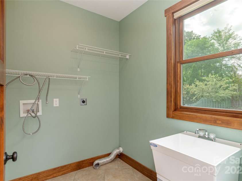 32 Pine Acre Boulevard, Asheville, NC 28804.  MLS# CAR4283589, YatesRealty ID 29077. Laundry