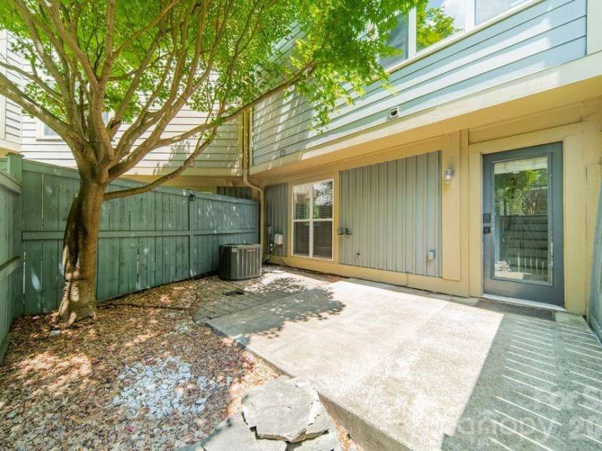 820 Garden District Drive, Charlotte, NC 28202.  MLS# CAR4382830, YatesRealty ID 29078. 