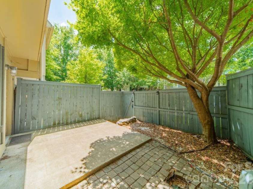820 Garden District Drive, Charlotte, NC 28202.  MLS# CAR4382830, YatesRealty ID 29078. 