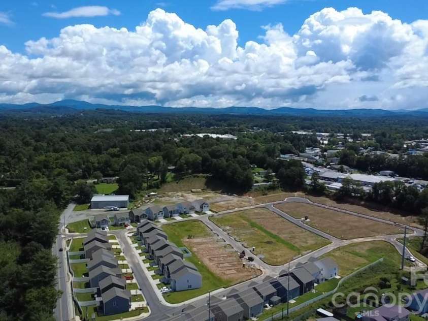 13 Caroline Valley Lane, Hendersonville, NC 28792.  MLS# CAR4335778, YatesRealty ID 29079. Community overview