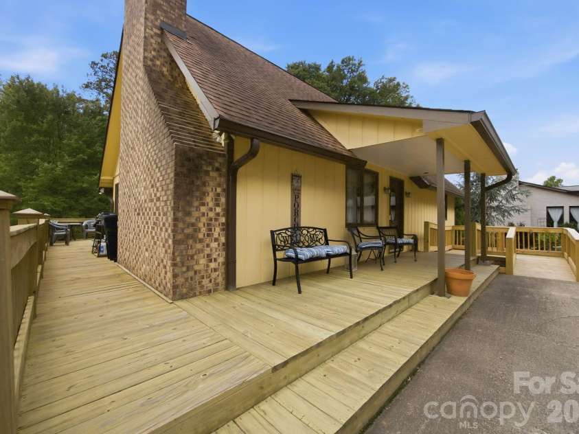 220 Shoreline Loop, Mooresville, NC 28117.  MLS# CAR4383743, YatesRealty ID 29083. 