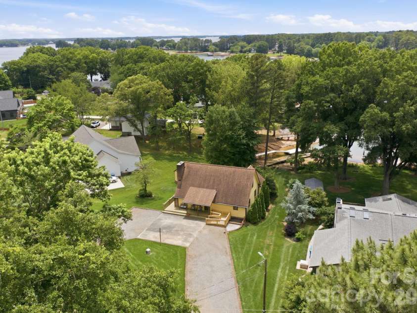 220 Shoreline Loop, Mooresville, NC 28117.  MLS# CAR4383743, YatesRealty ID 29083. 
