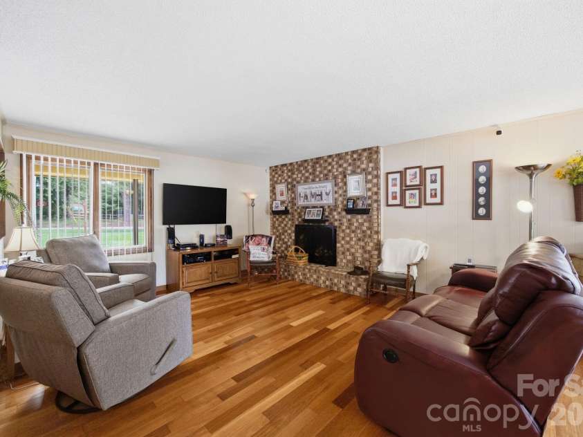 220 Shoreline Loop, Mooresville, NC 28117.  MLS# CAR4383743, YatesRealty ID 29083. 