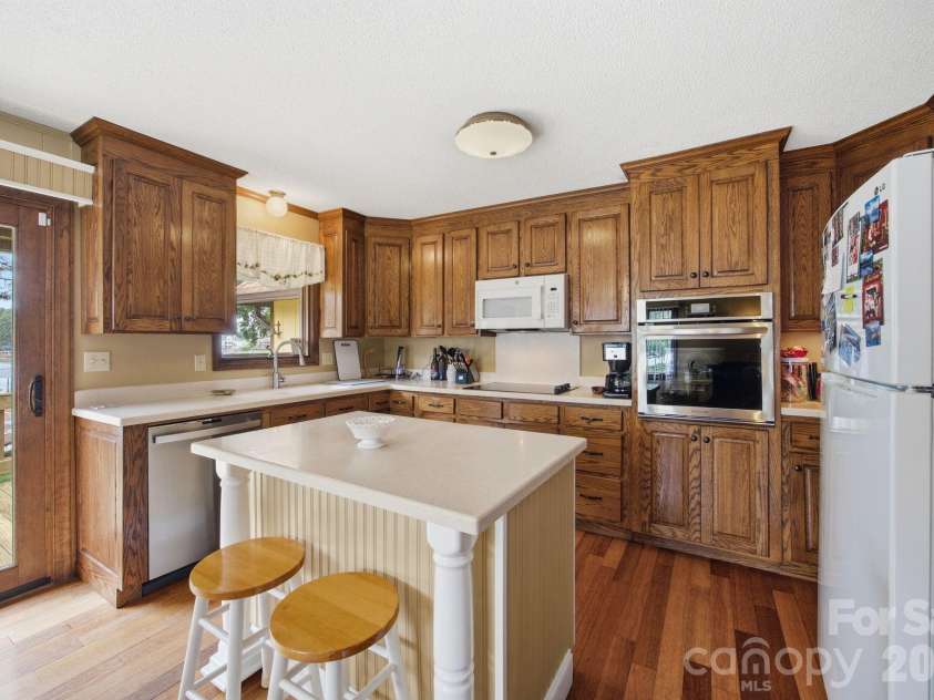 220 Shoreline Loop, Mooresville, NC 28117.  MLS# CAR4383743, YatesRealty ID 29083. 