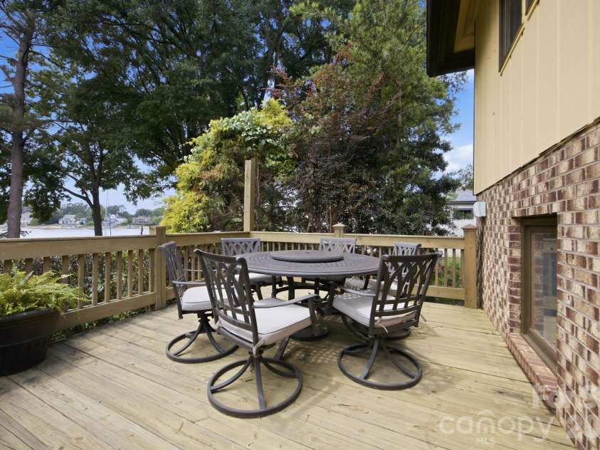 220 Shoreline Loop, Mooresville, NC 28117.  MLS# CAR4383743, YatesRealty ID 29083. 
