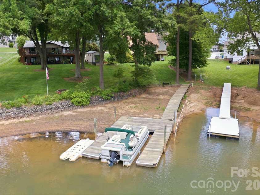 220 Shoreline Loop, Mooresville, NC 28117.  MLS# CAR4383743, YatesRealty ID 29083. 