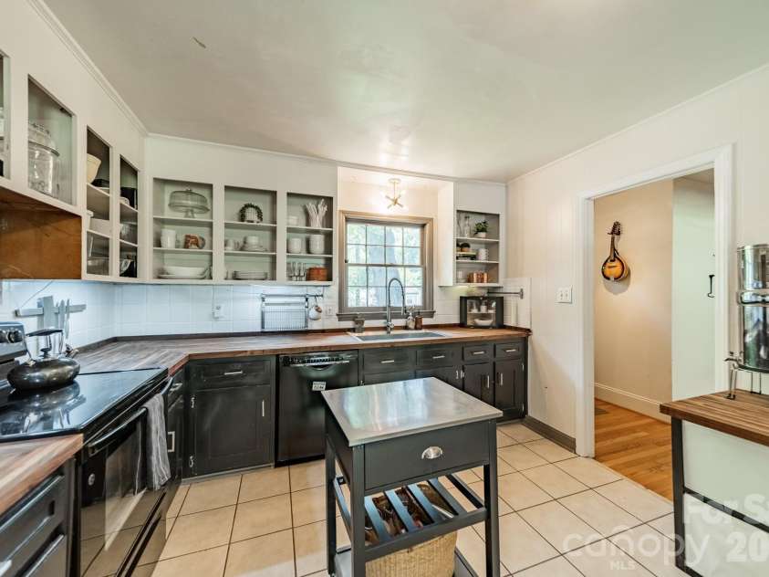 7116 Sherbourne Drive, Charlotte, NC 28210.  MLS# CAR4383410, YatesRealty ID 29084. 