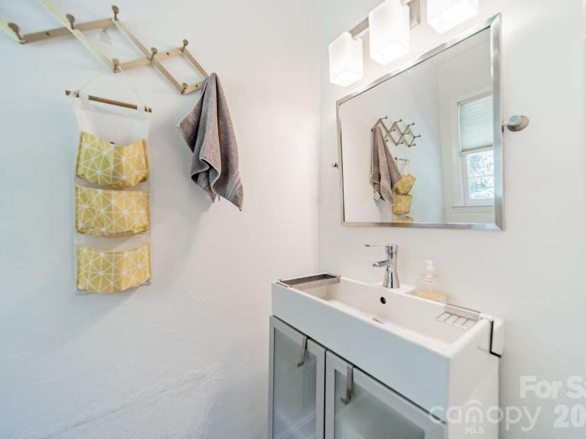 7116 Sherbourne Drive, Charlotte, NC 28210.  MLS# CAR4383410, YatesRealty ID 29084. Half bath with room to grow