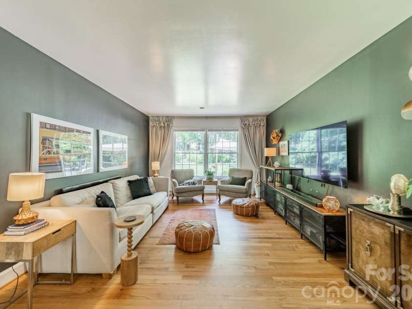 7116 Sherbourne Drive, Charlotte, NC 28210.  MLS# CAR4383410, YatesRealty ID 29084. Spacious and bright living room