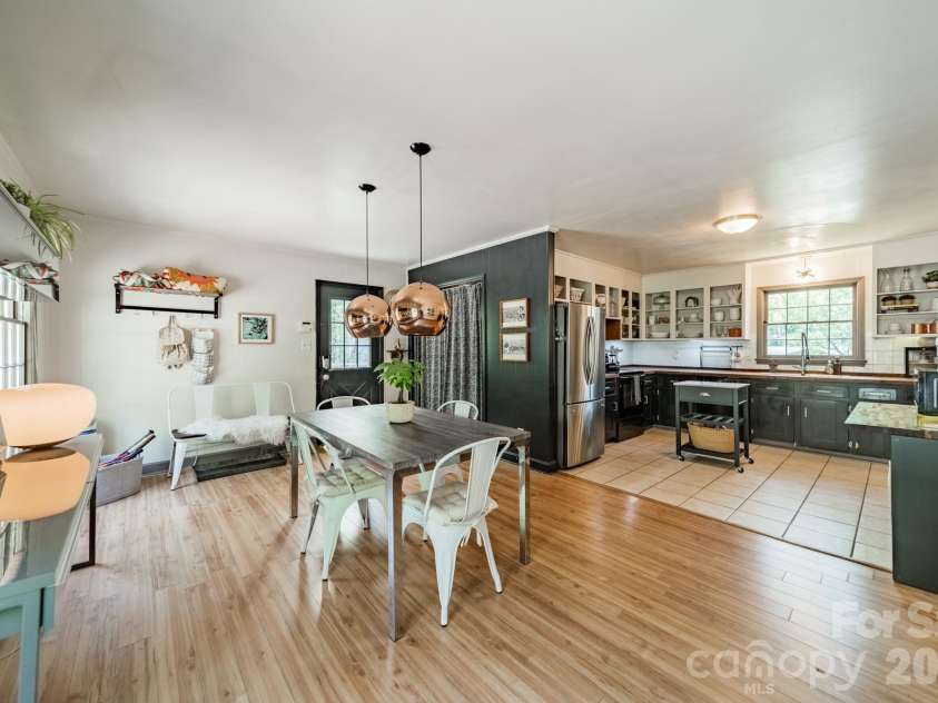 7116 Sherbourne Drive, Charlotte, NC 28210.  MLS# CAR4383410, YatesRealty ID 29084. Spacious dining room, ready for entertaining