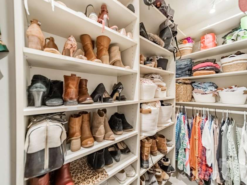 7116 Sherbourne Drive, Charlotte, NC 28210.  MLS# CAR4383410, YatesRealty ID 29084. Walk in closet