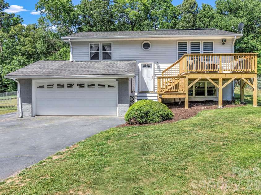 13 Spring Lake Drive, Fletcher, NC 28732.  MLS# CAR4371946, YatesRealty ID 29090. 