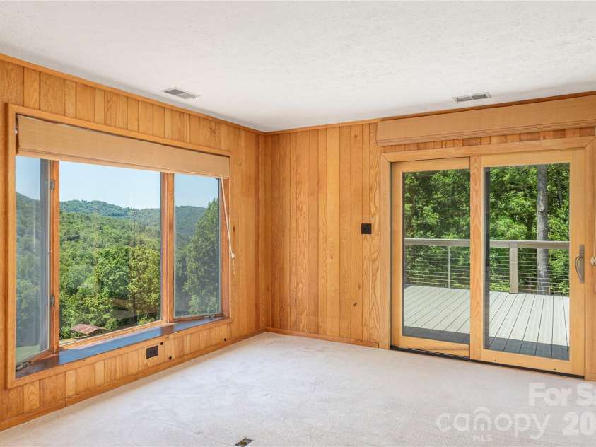 250 Lynn Cove Road, Asheville, NC 28804.  MLS# CAR4382312, YatesRealty ID 29093. 