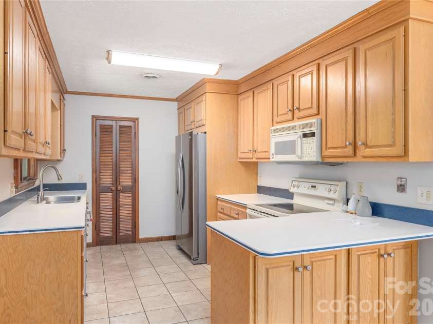 250 Lynn Cove Road, Asheville, NC 28804.  MLS# CAR4382312, YatesRealty ID 29093. 