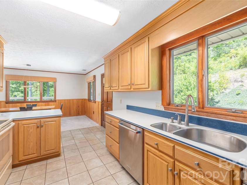 250 Lynn Cove Road, Asheville, NC 28804.  MLS# CAR4382312, YatesRealty ID 29093. 