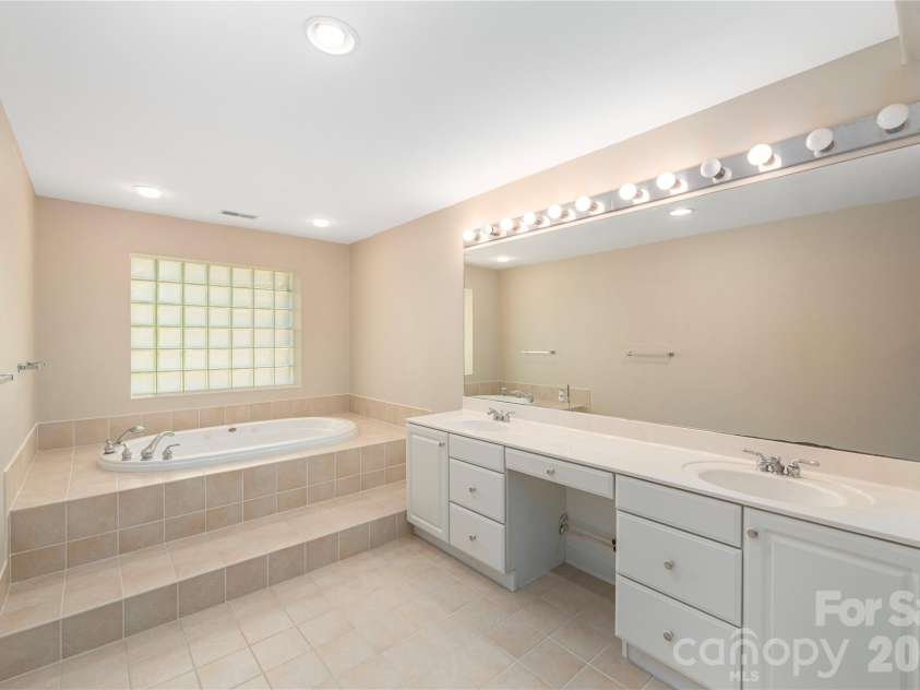 250 Lynn Cove Road, Asheville, NC 28804.  MLS# CAR4382312, YatesRealty ID 29093. 