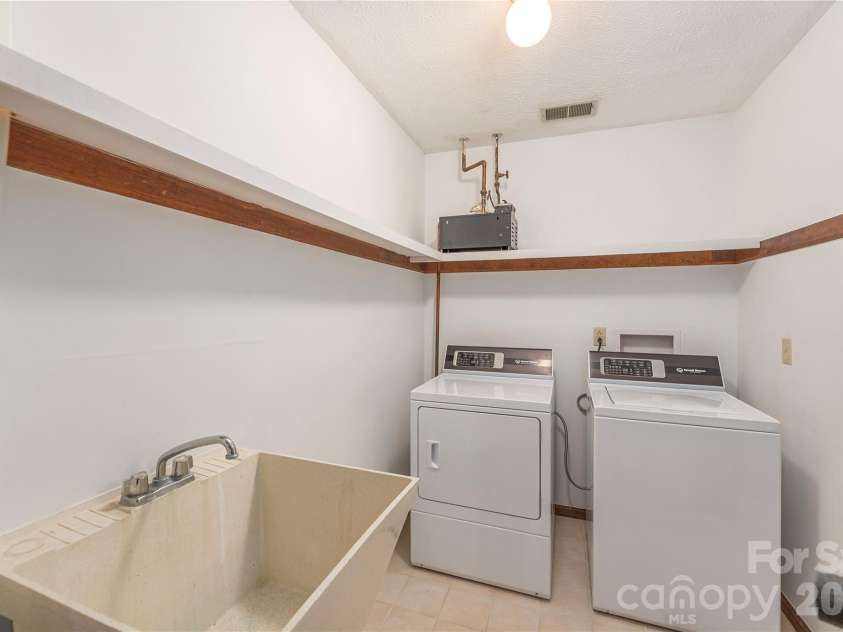 250 Lynn Cove Road, Asheville, NC 28804.  MLS# CAR4382312, YatesRealty ID 29093. 