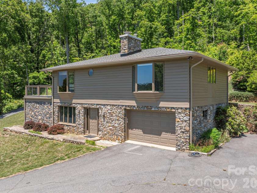 250 Lynn Cove Road, Asheville, NC 28804.  MLS# CAR4382312, YatesRealty ID 29093. 